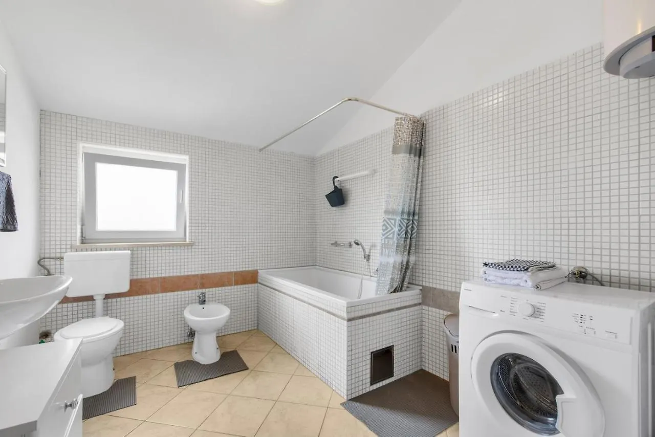 Ulika Buici Apartman 0*,